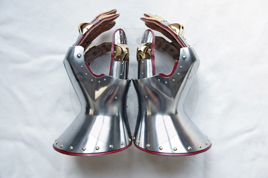 Rkawice klepsydrowe wykonane ze stali redniowglowej, hartowane i odpusczane do 42 HRC. Kostki i paliczki palcw pokryte 24 karatowym zotem./Hourglass gauntlets made from medium carbon steel, heat hardened and tempered up to 42 HRC. Knuckles and fingertips covered in 24 karat gold.